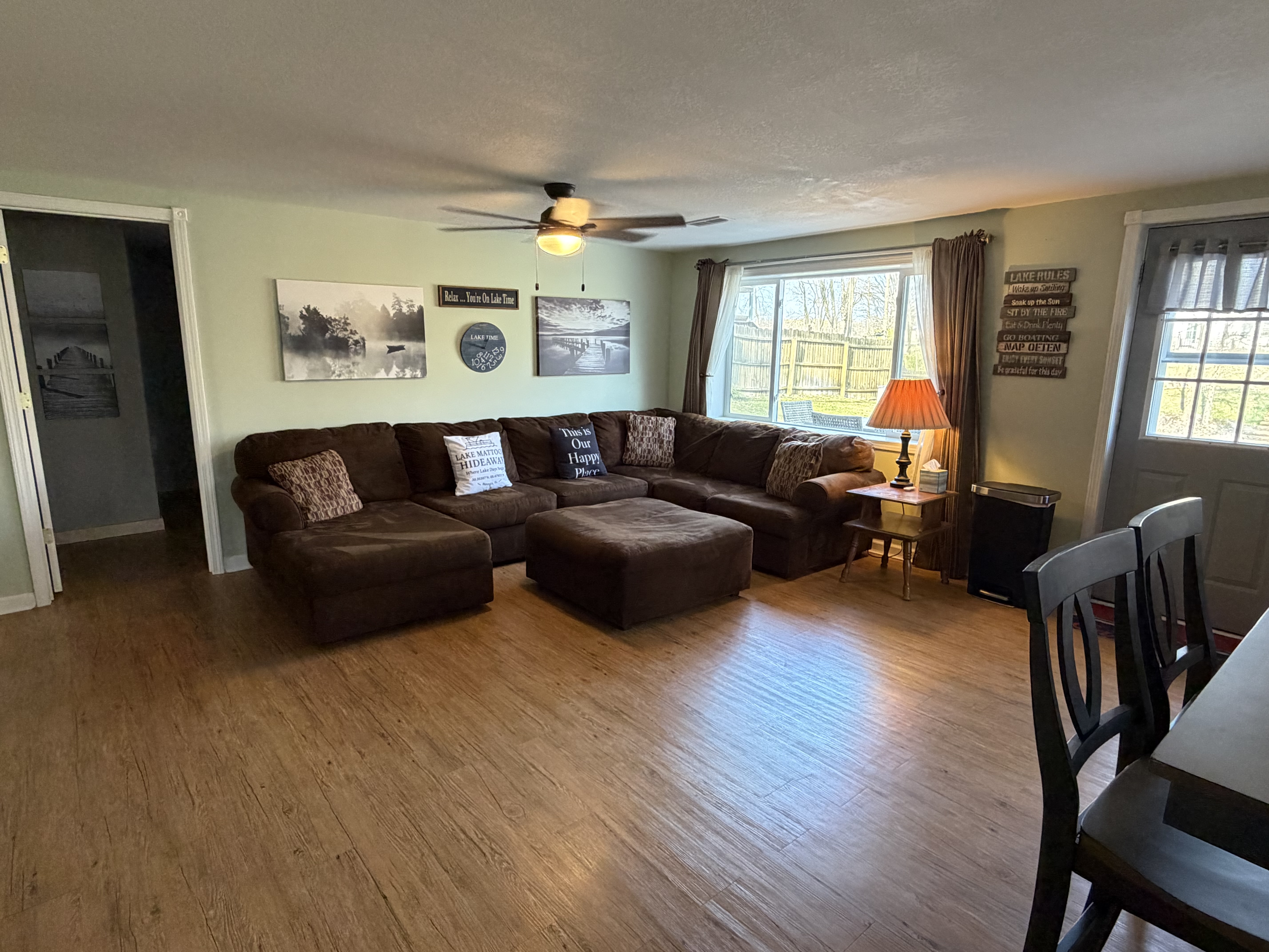 Lake Mattoon Hideaway – living room